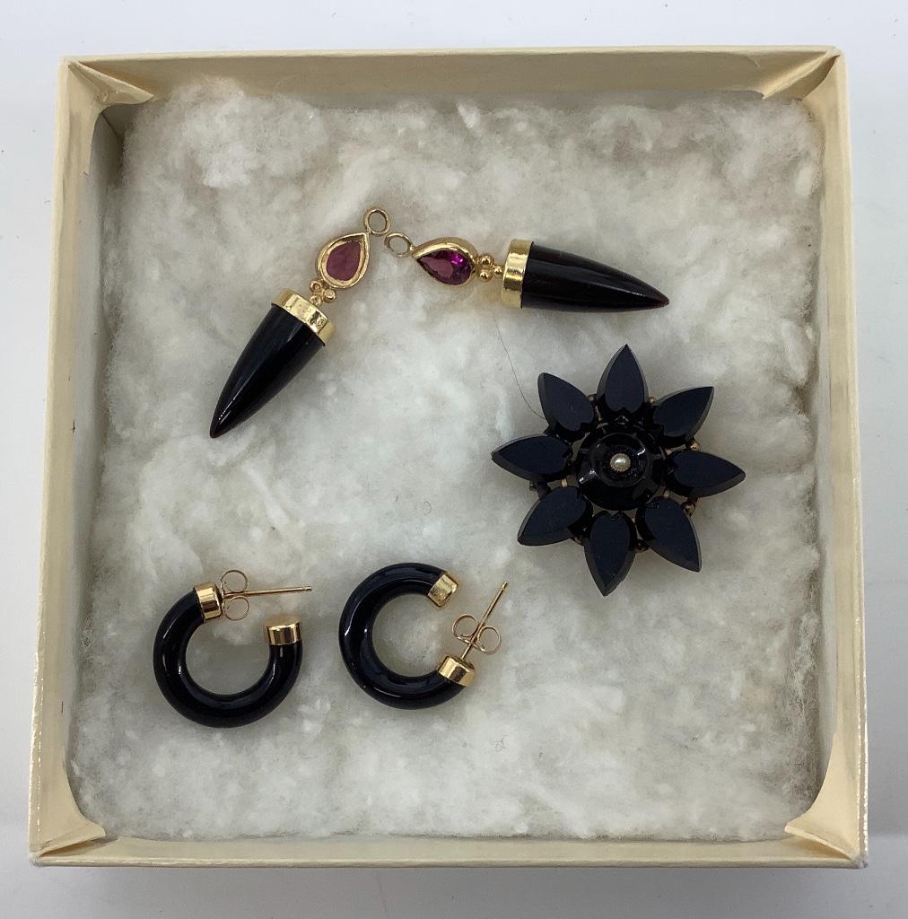 Antique - Vintage Onyx Jewelry: Antique - Vintage Onyx Jewelry Polished black onyx stone jewelry including: 17.5mm 3/4 hoops with 14kt gold posts/caps (one cap loose), 36.25mm dangle earring jackets with tapered onyx stone pendants 