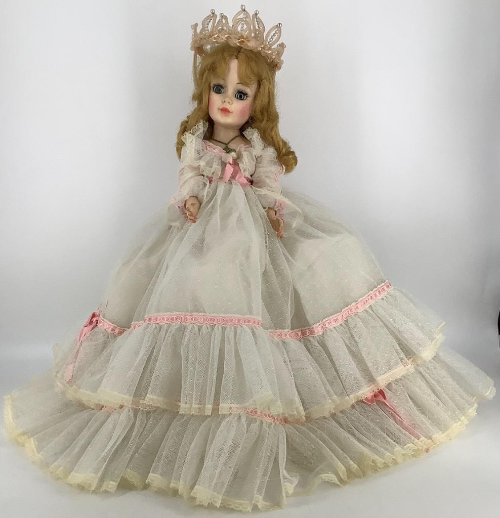 21" Madame Alexander hard vinyl Portrait "Melanie".: 21" Madame Alexander hard vinyl Portrait "Melanie". Rooted blonde synthetic hair, sleep eyes, on hard vinyl body with swivel waist and jointed knees. Dolls wears tagged dress, undergarment and hose. M