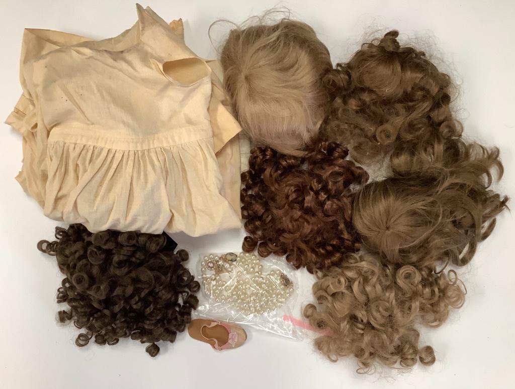 Lot miscellaneous doll wigs and accessories. (1 of 1)