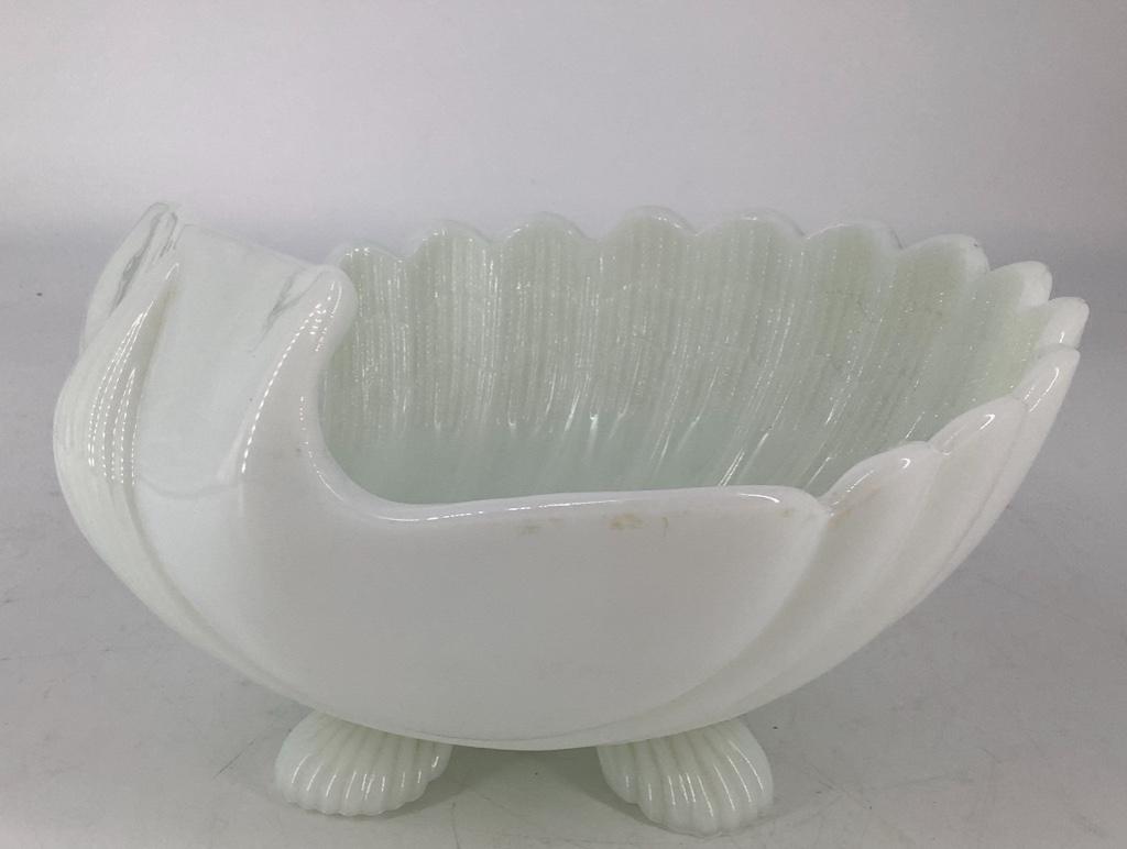 Cambridge Opal (milk glass) 9“ x 5-1/2" shell footed (1 of 1)