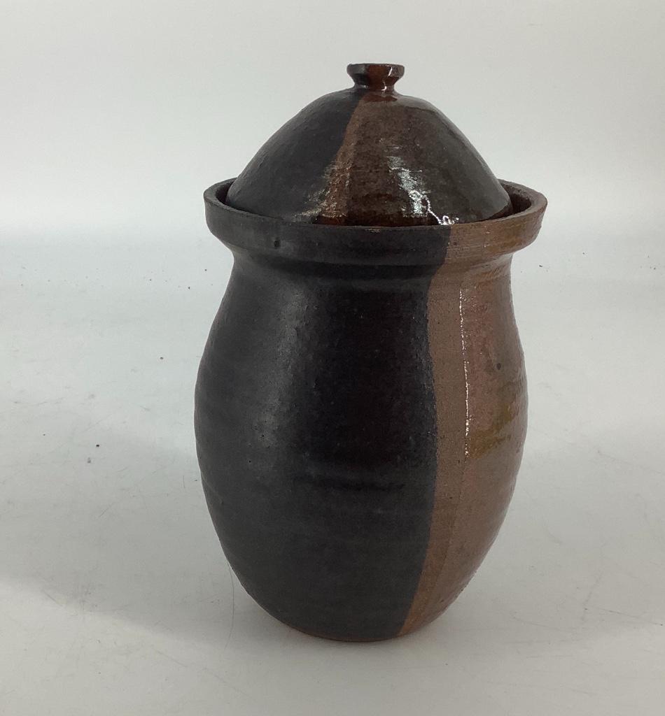 9" clay pot with lid.: 9" clay pot with lid.