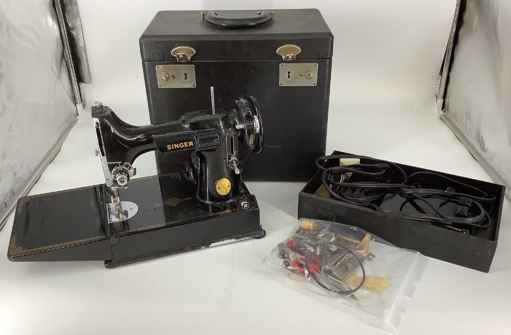 Singer Featherweight sewing machine with box and parts. (1 of 5)