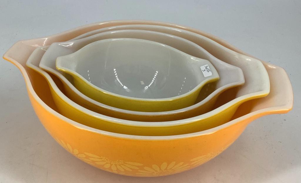 4 piece Pyrex bowl set (1 of 2)
