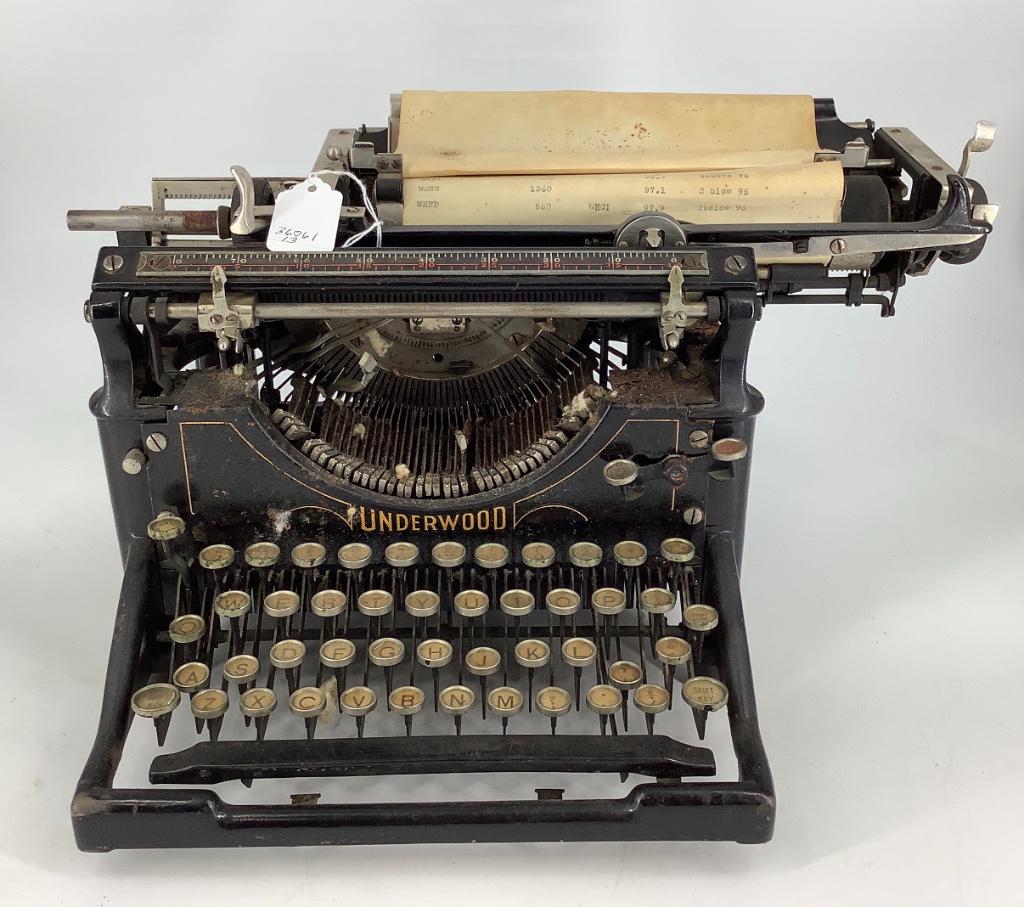 Antique underwood office typewriter.: Antique underwood office typewriter.