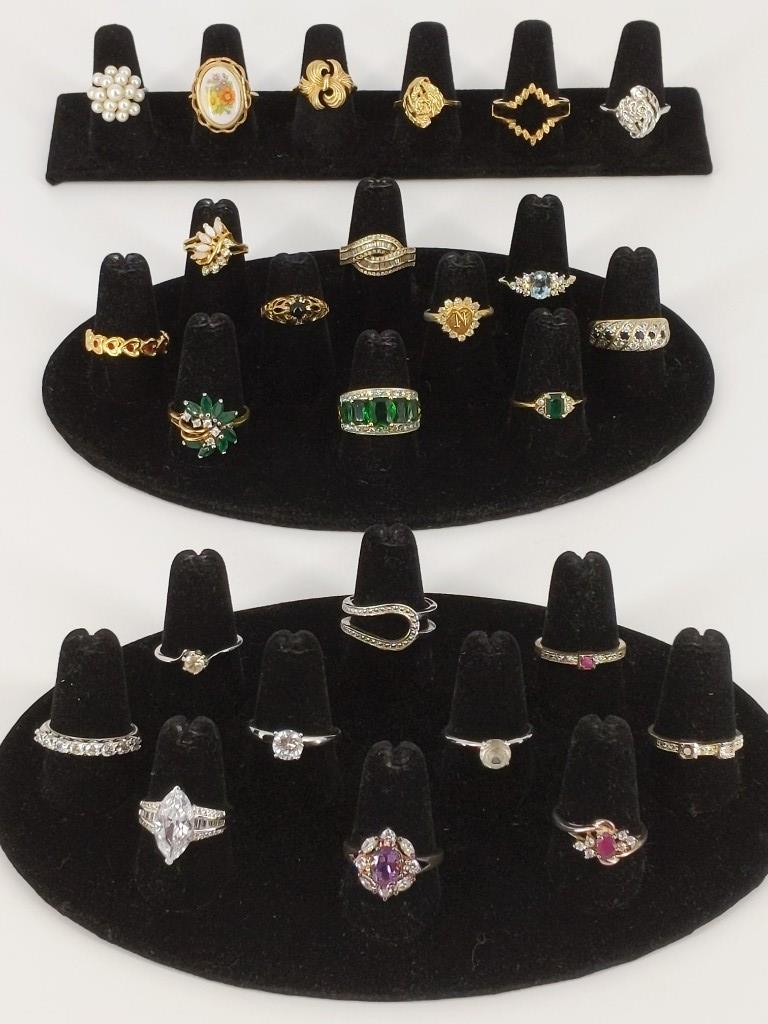 Lot of Assorted Fashion Cocktail Rings (1 of 9)