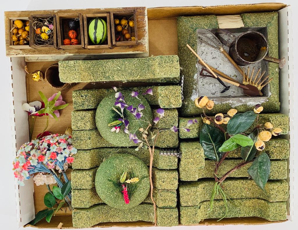 Lot of dollhouse outdoor garden landscaping (1 of 1)