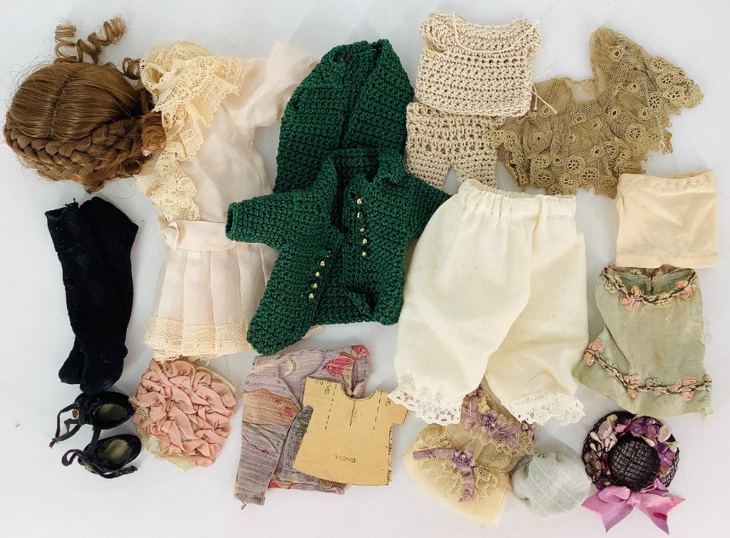 Lot of clothes and accessories for small dolls (1 of 1)