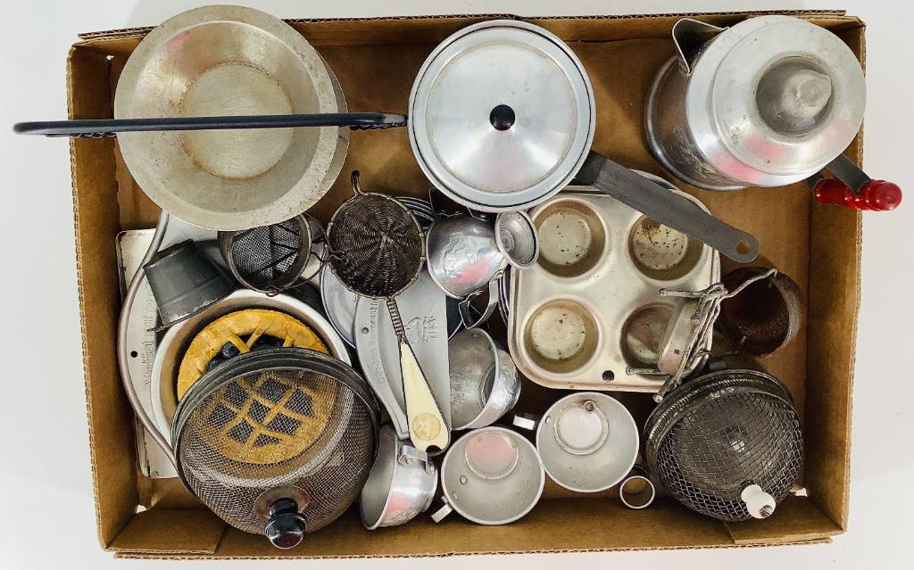 Lot miscellaneous children's nursery rhyme tinware. (1 of 1)