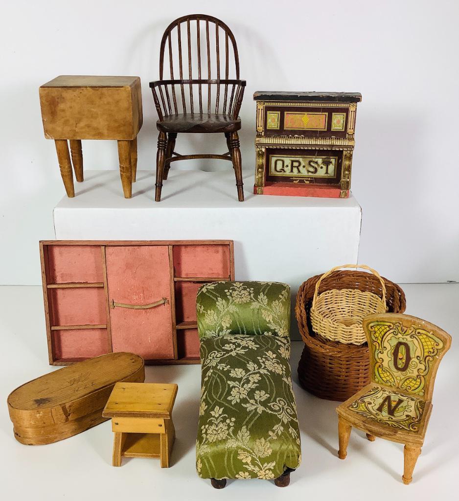 Lot of miscellaneous doll and dollhouse furniture (1 of 1)