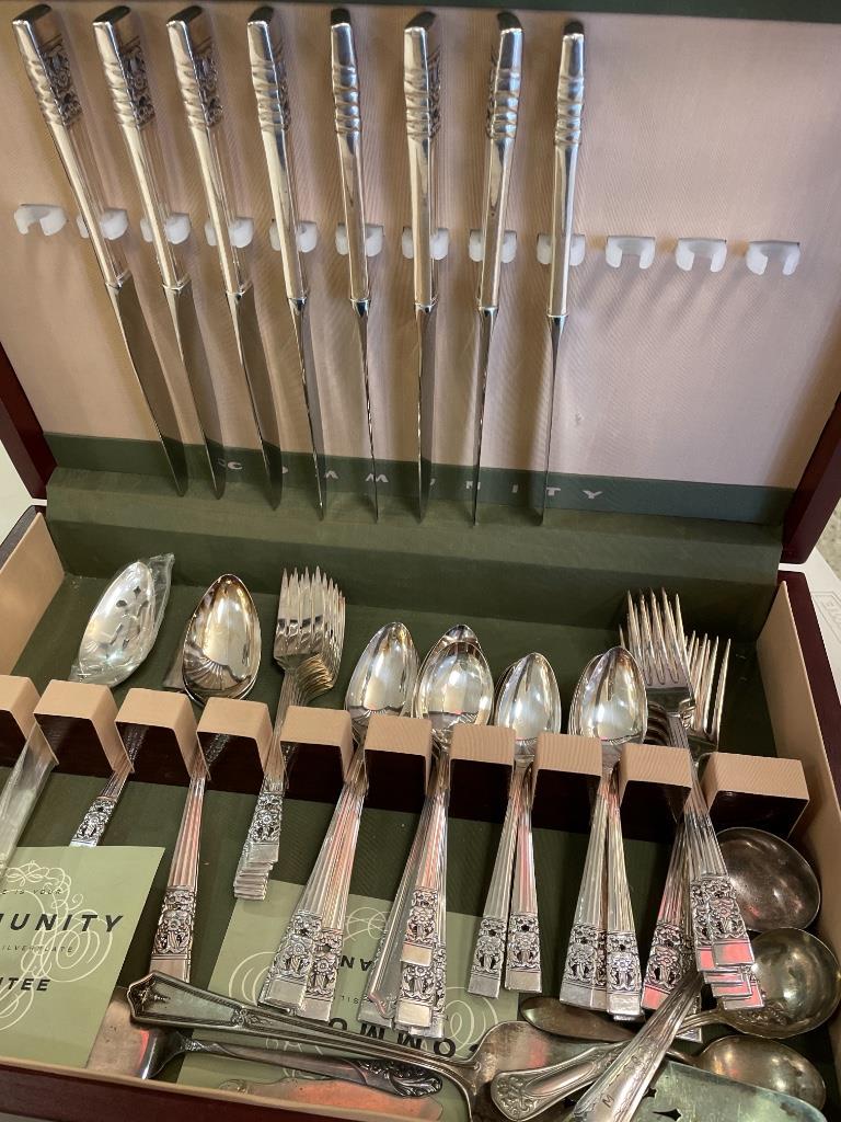 Set of Community flatware in mahogany case. (1 of 1)