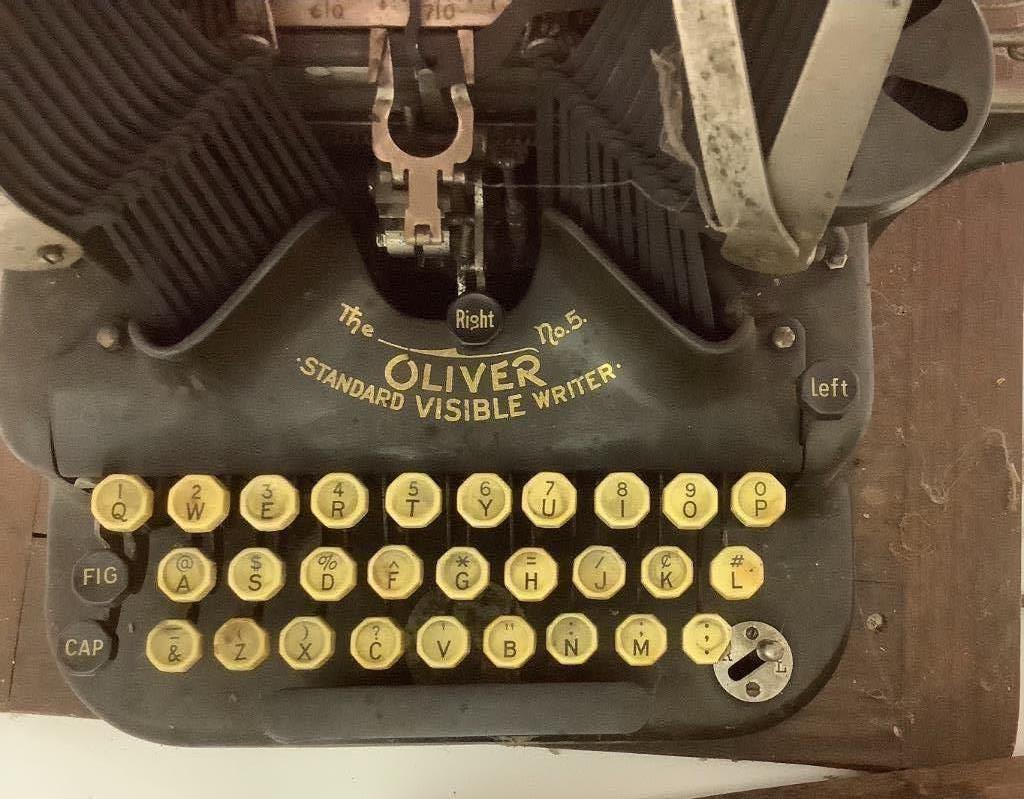 Oliver number 5 typewriter. Metal case.: Oliver number 5 typewriter. Metal case.