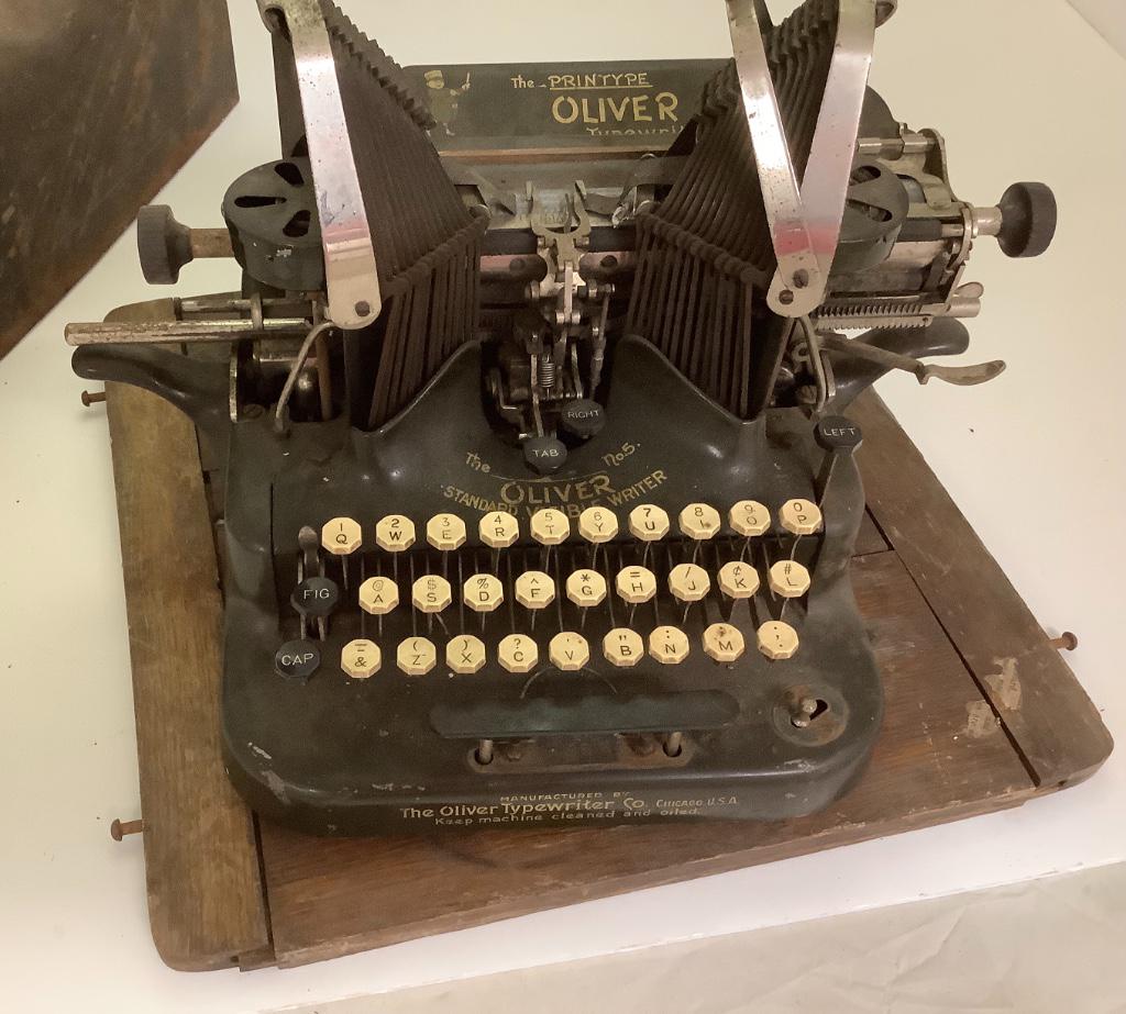 Oliver number 5 typewriter. Metal case.: Oliver number 5 typewriter. Metal case.