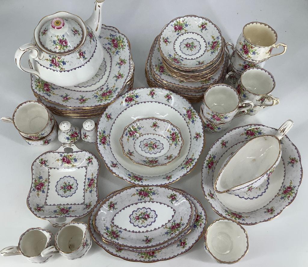 50 pieces Royal Albert Petit point, bone china.: 50 pieces Royal Albert Petit point, bone china.