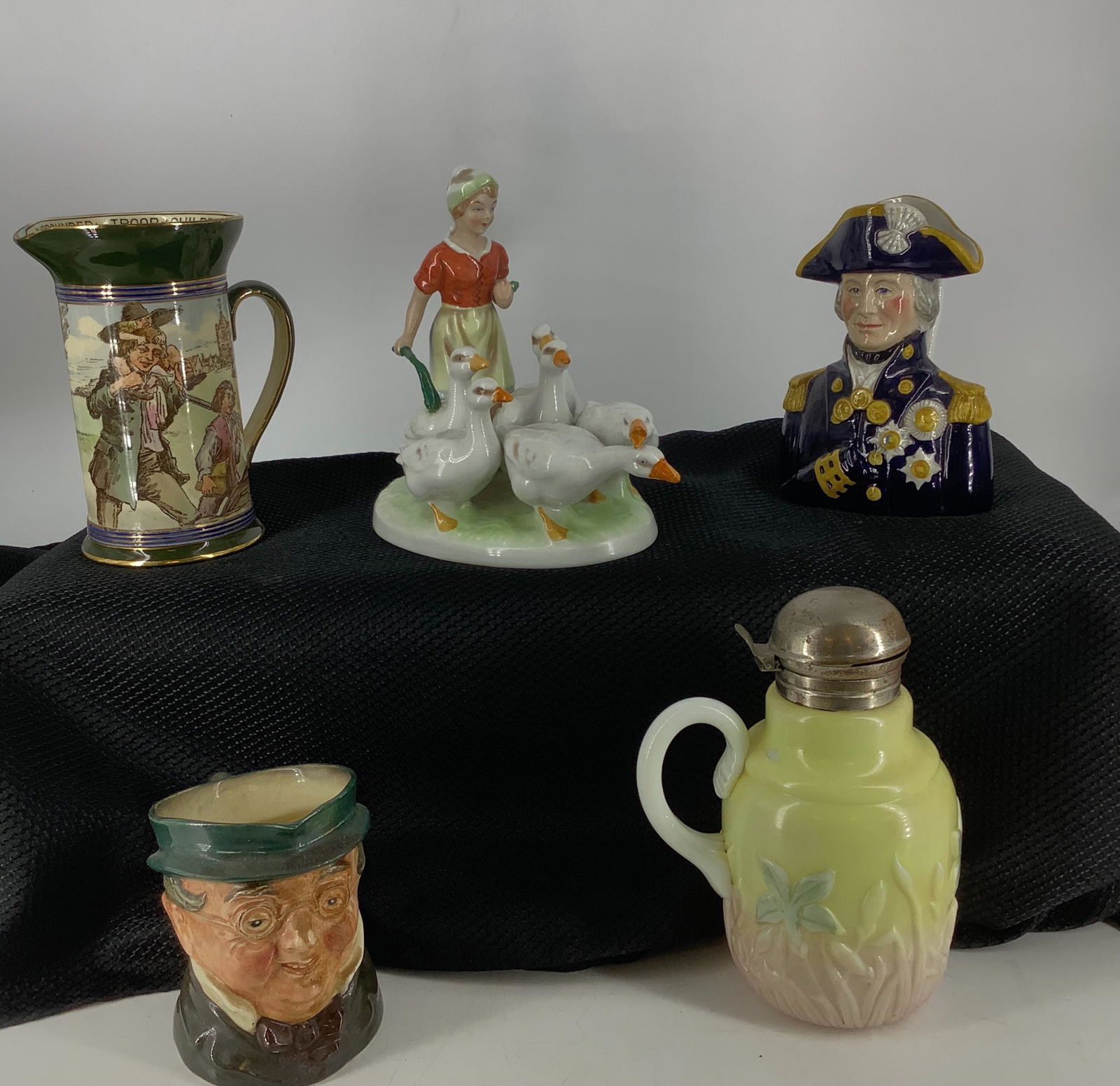 Lot of miscellaneous China including Royal Bayreuth (1 of 1)