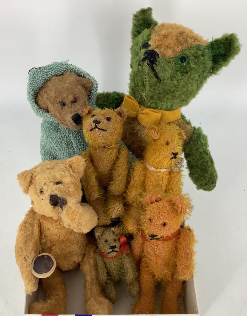 Lot (7) Vintage stuffed teddy bears in different sizes. (1 of 1)