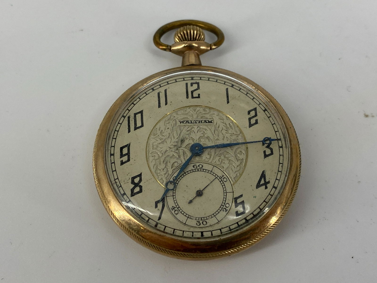 Gold tone pocket watch: Gold tone pocket watch