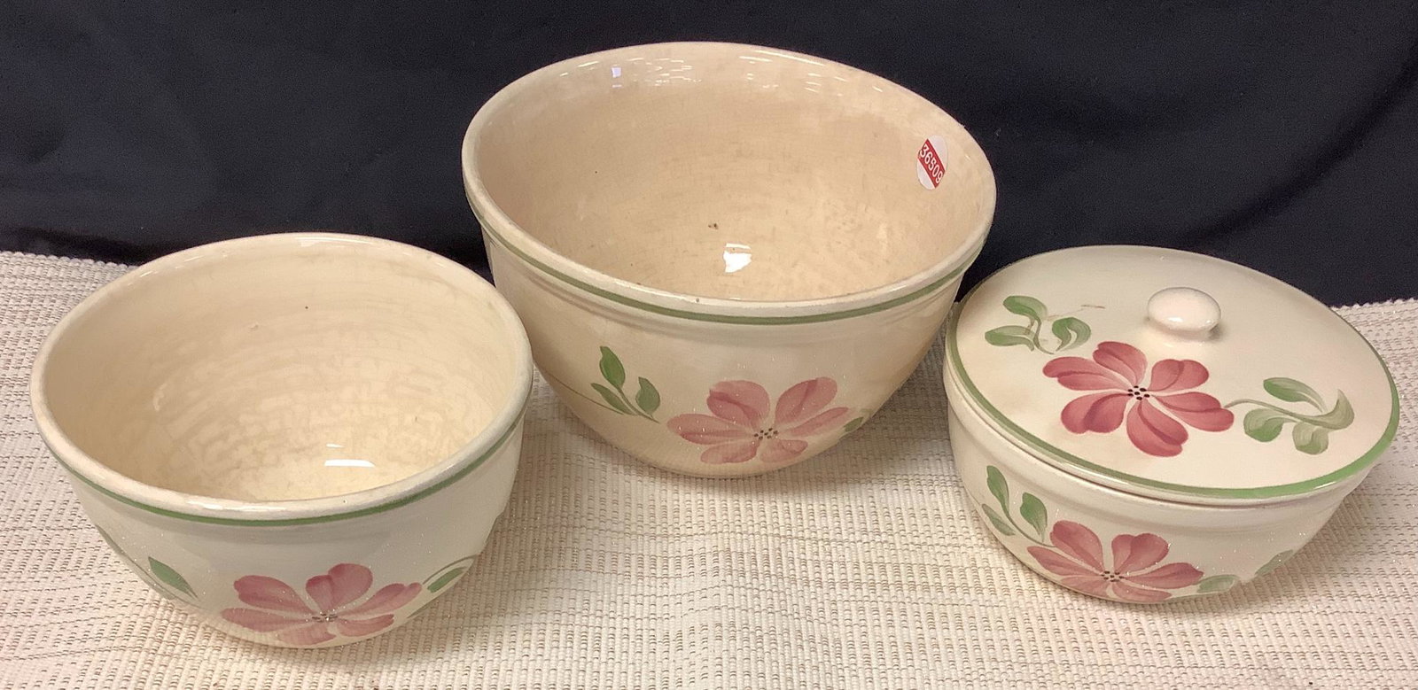 Hull 10Ã® mixing bowl, 7Ã® mixing bowl and a 8Ã®: Hull 10Ã® mixing bowl, 7Ã® mixing bowl and a 8Ã® biscuit bowl with lid.