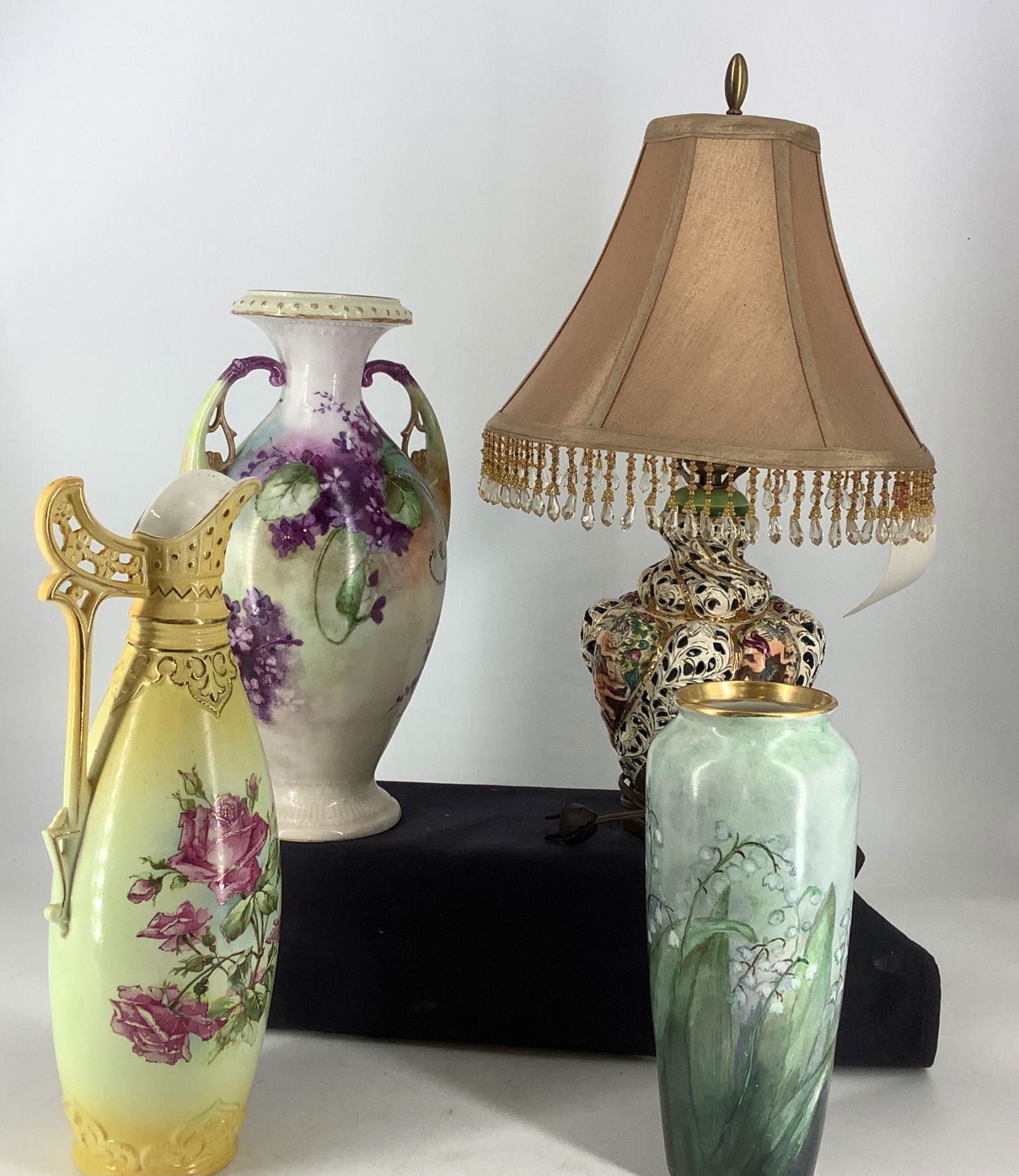 Lot of a variety three porcelain pieces and one (1 of 1)