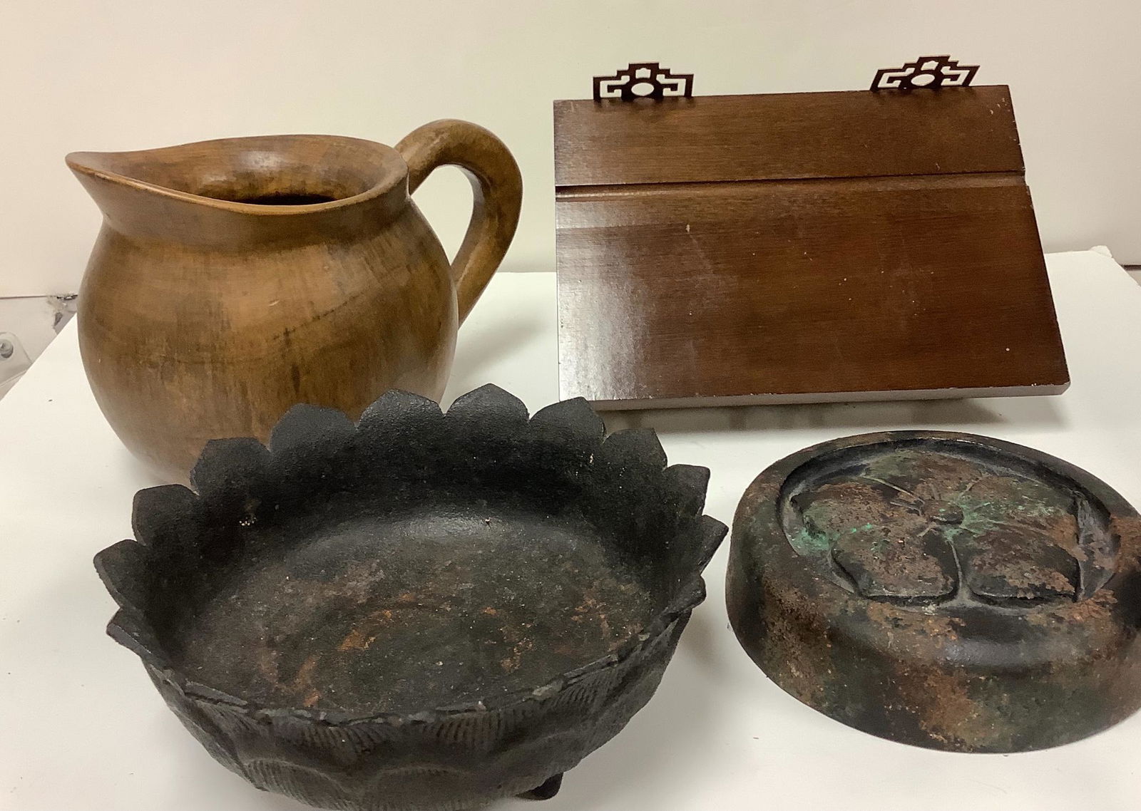 Lot with wooden pitcher, wall shelf a metal picture and (1 of 3)