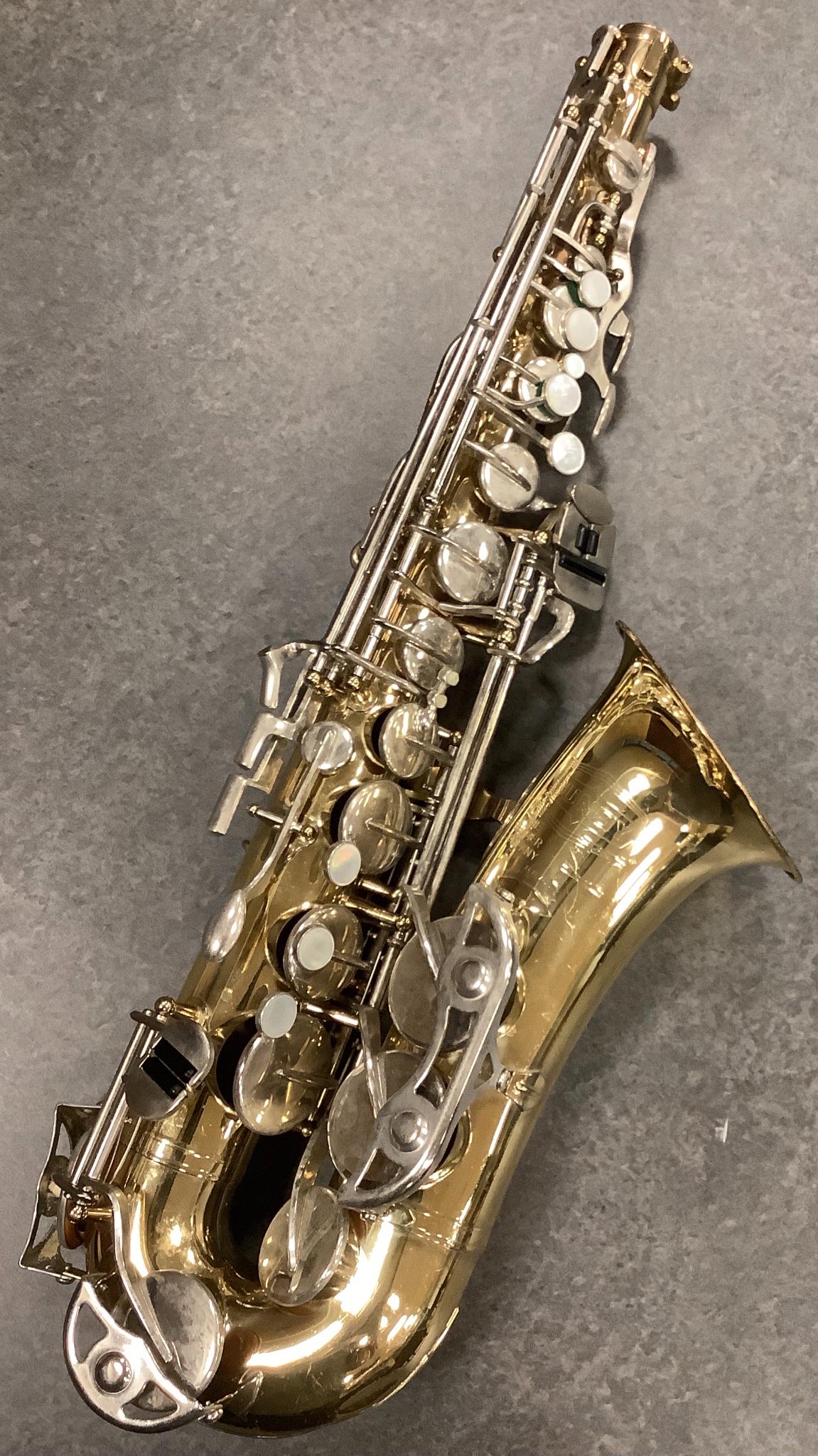 The Selmer co. Bundy II saxophone w/ hard carry case. (1 of 4)