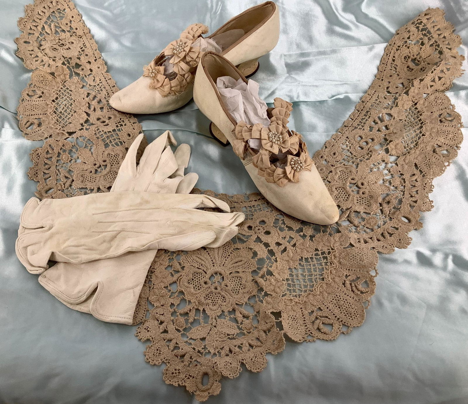 Lot of darling vintage ladies leather wedding shoes (1 of 2)