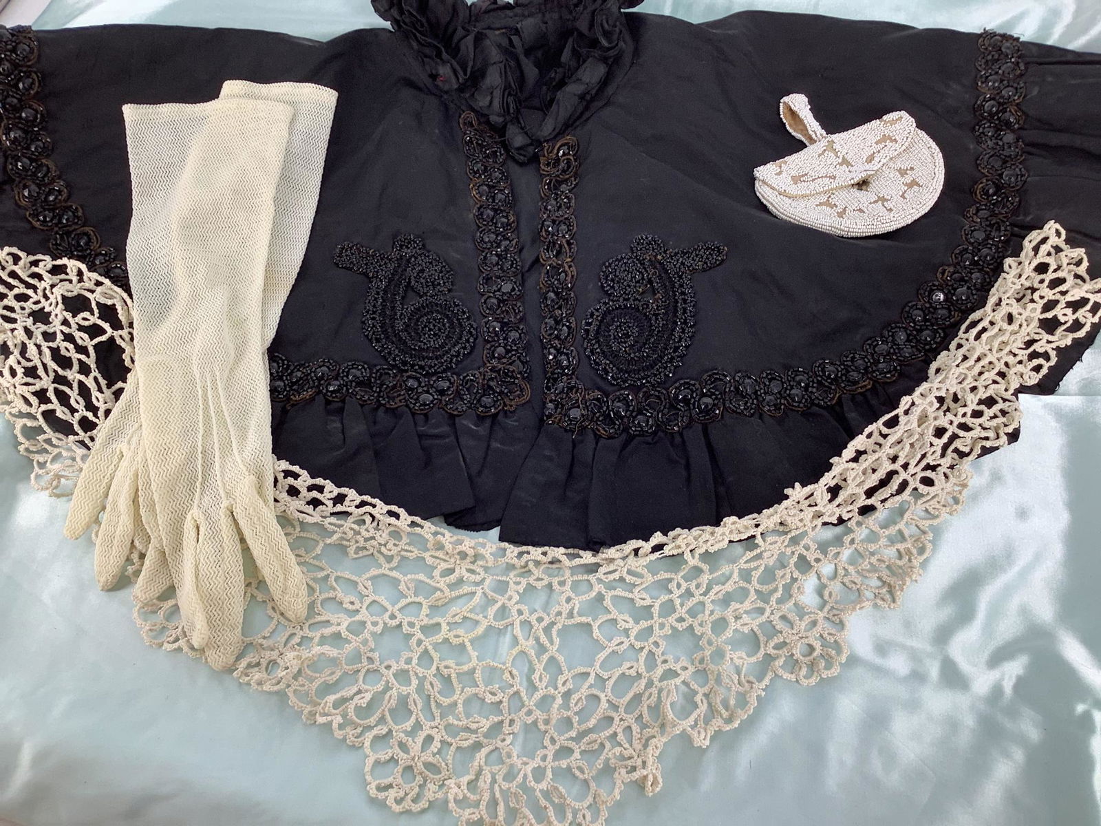 Lot of four vintage ladies items. Includes one small (1 of 2)