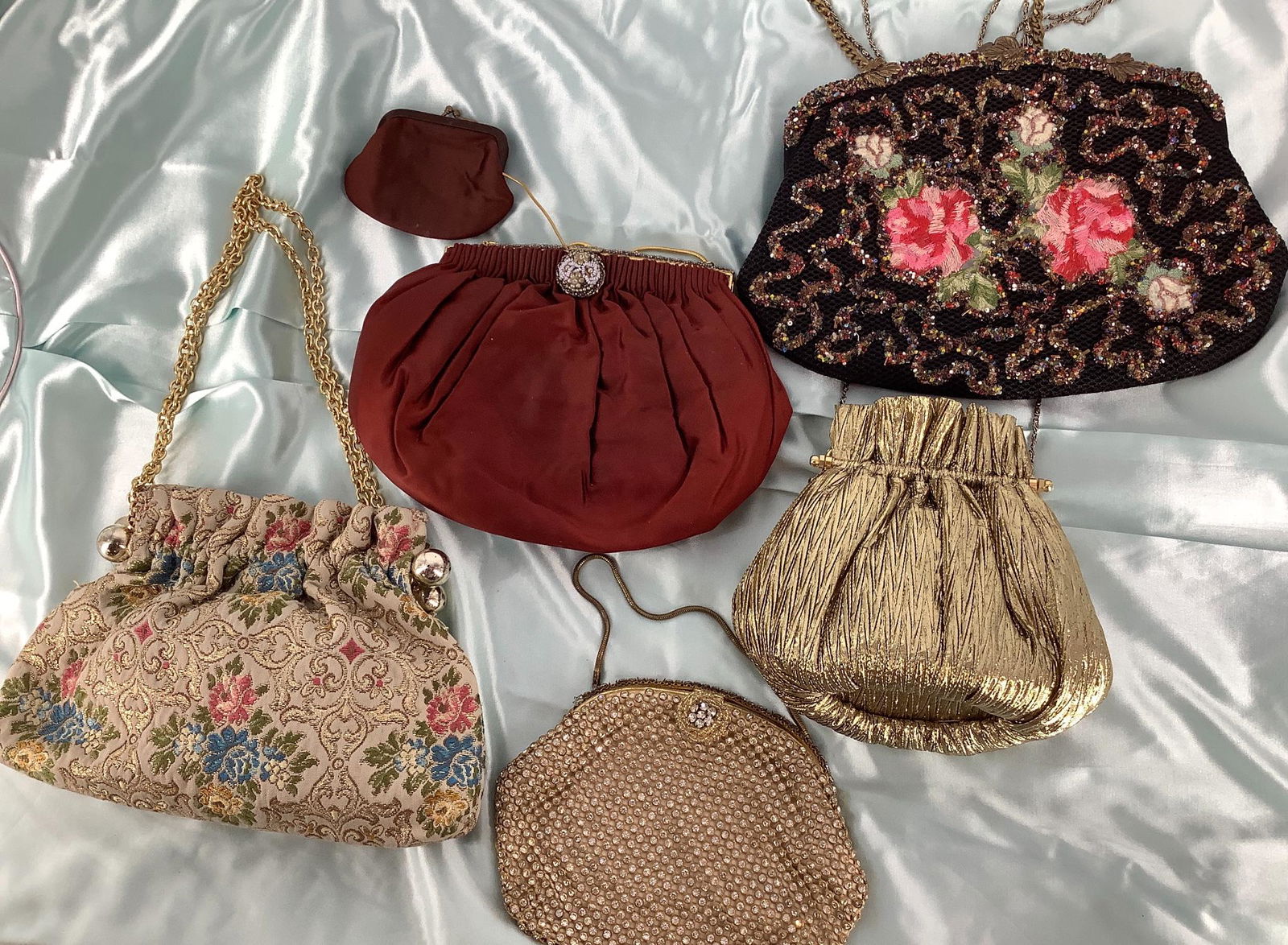 Lot of five pretty vintage purses. Includes gold bag (1 of 2)
