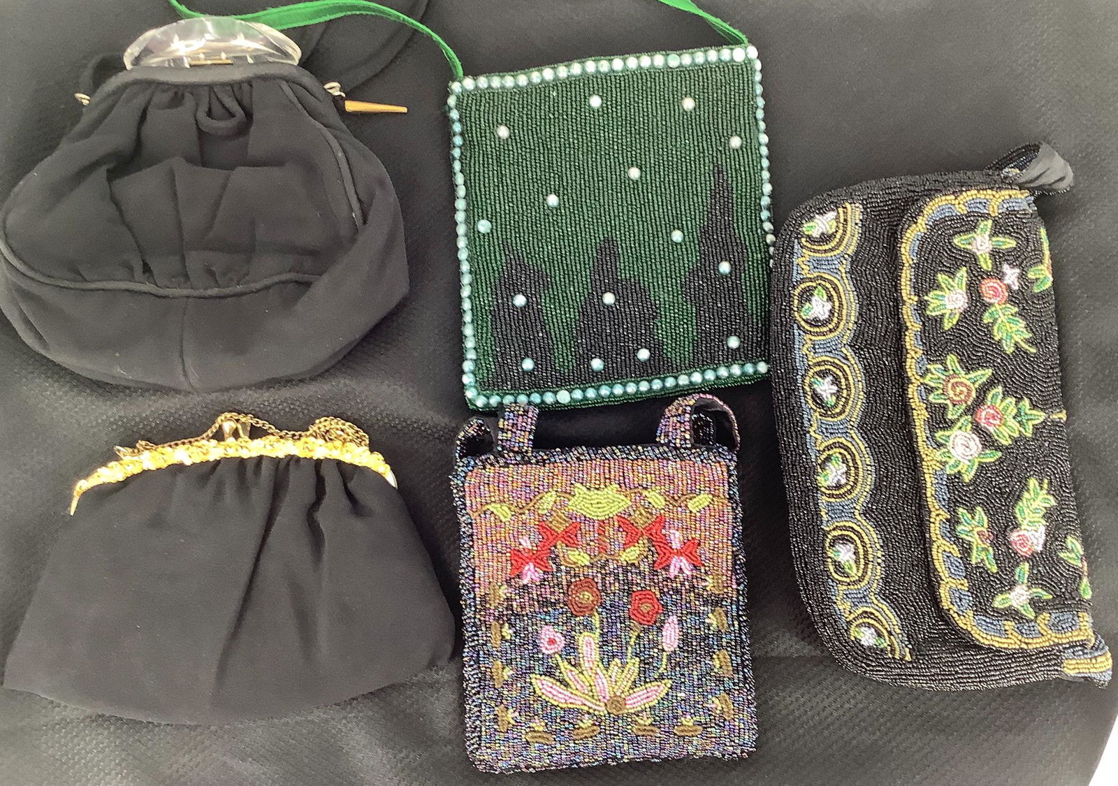 Lot of assortment of beaded purses. (1 of 1)