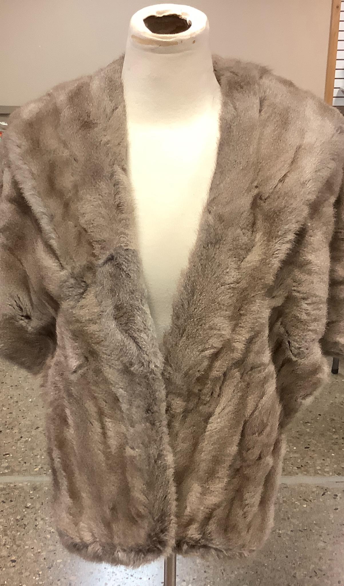 Gray mink stole looks like a small.: Gray mink stole looks like a small.