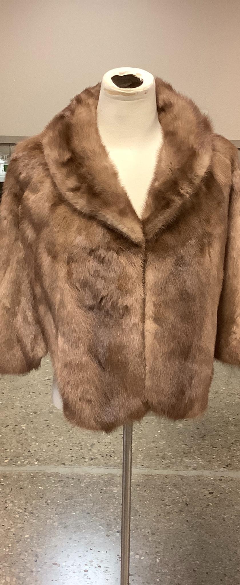 Mink stole, size small. Lazarus brand.: Mink stole, size small. Lazarus brand.