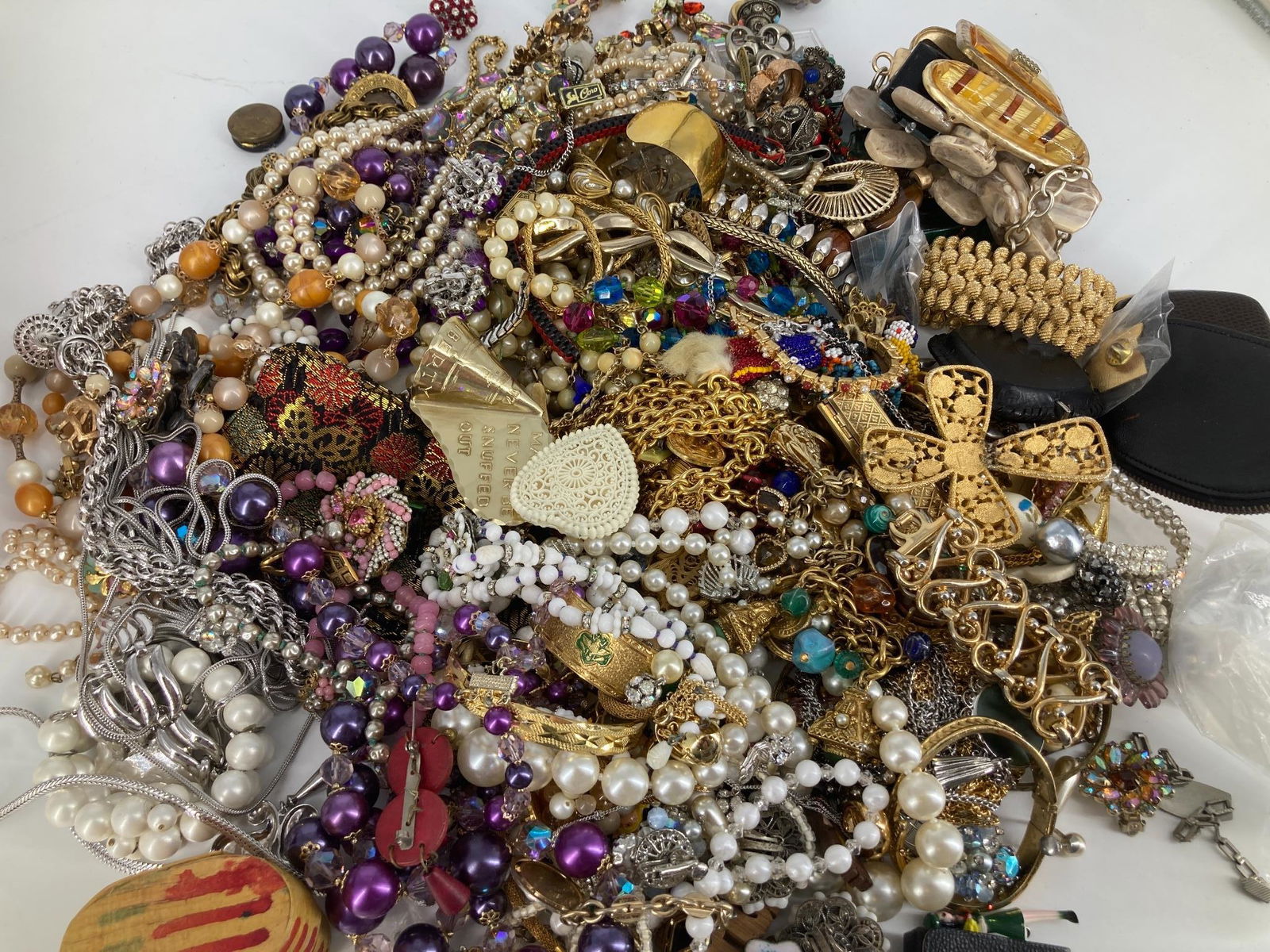 Lot of Assorted Vintage Fashion Jewelry & Accessories (1 of 5)