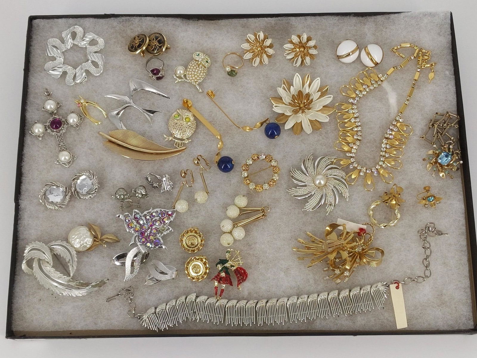 Vintage Pins & Accessories (1 of 4)