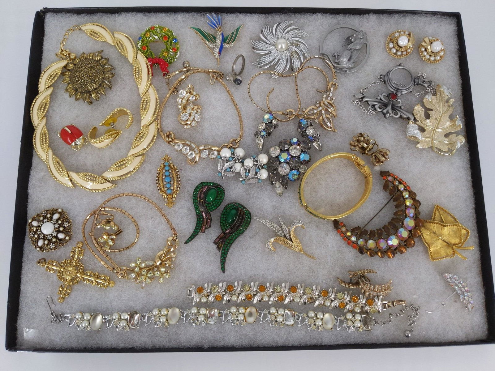 Vintage Pins & Accessories: Vintage Pins & Accessories Pieces from well know brands including Monet, Sarah Coventry, B.David & Zentall. Designs include a princess length gold tone necklace from Trifari with off white enamel inla
