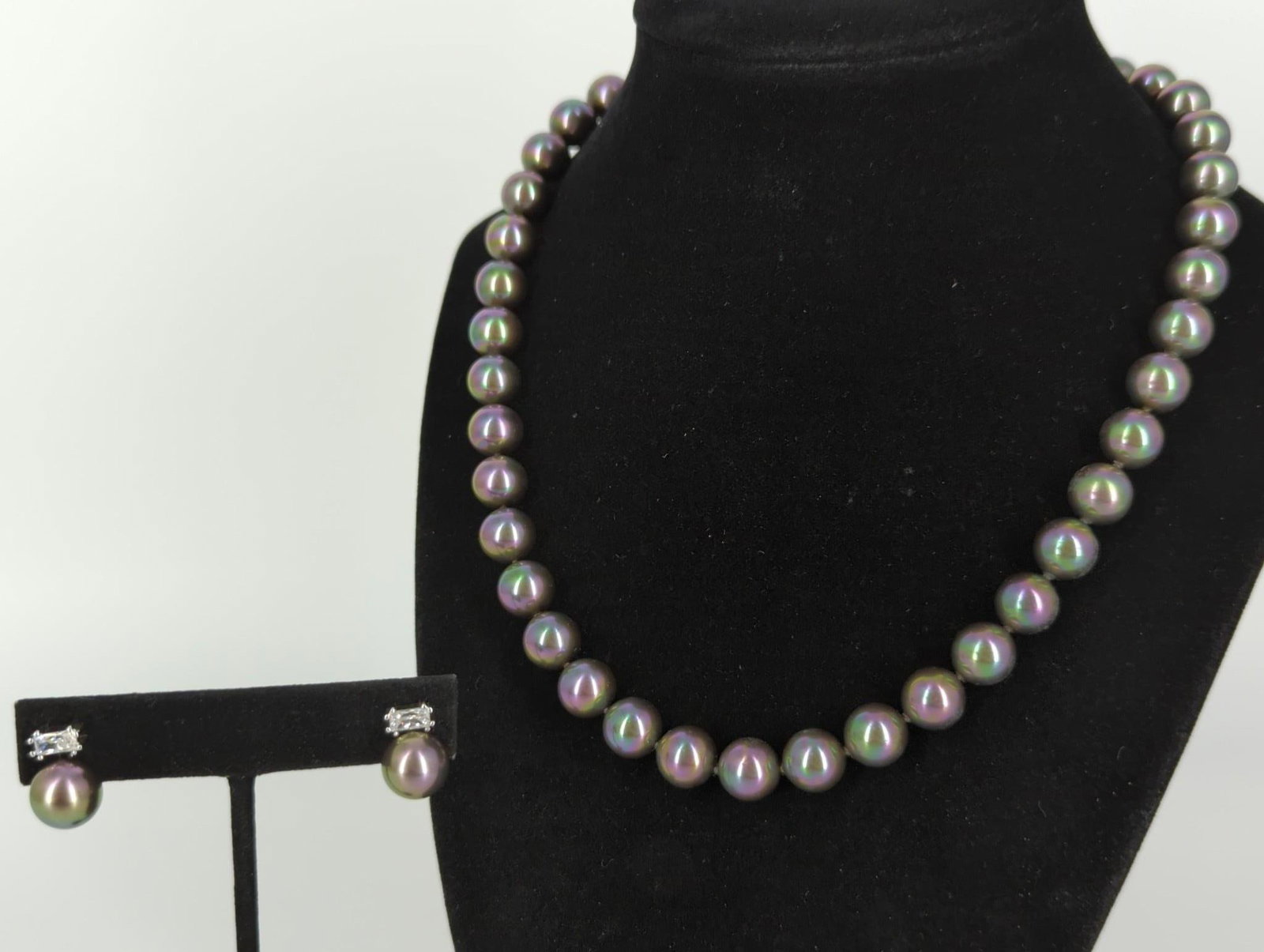 Majorica "Pearl" Jewelry Set: Majorica "Pearl" Jewelry Set High-end faux pearl jewelry set, signed Majorica, tahitian pearl-like appearance, 17" princess length necklace with 9.5mm rounds and screw clasp closure, matched pierced e