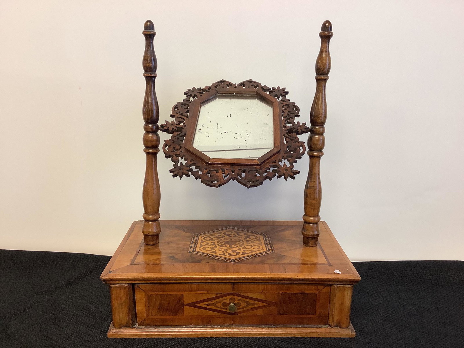 Single drawer antique dresser mirror.: Single drawer antique dresser mirror.