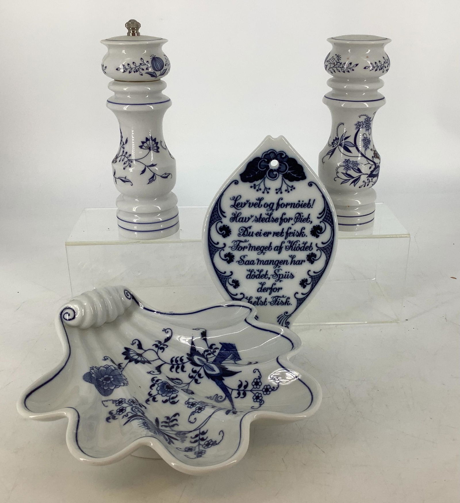 Lot of 4 pieces of blue and white china, dish marked (1 of 2)