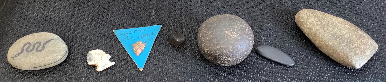 7 Indian artifacts including arrowhead measuring 9/16", (1 of 2)