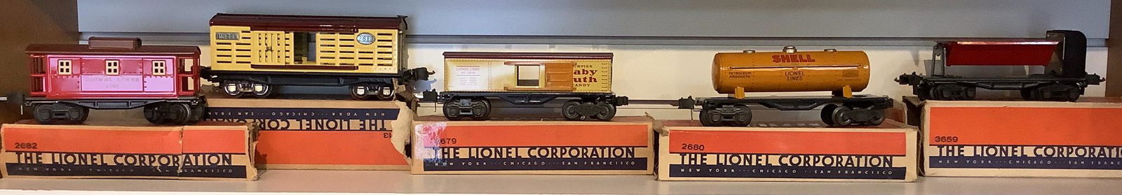 Lionel pre-war O gauge assorted freight cars with boxes (1 of 1)
