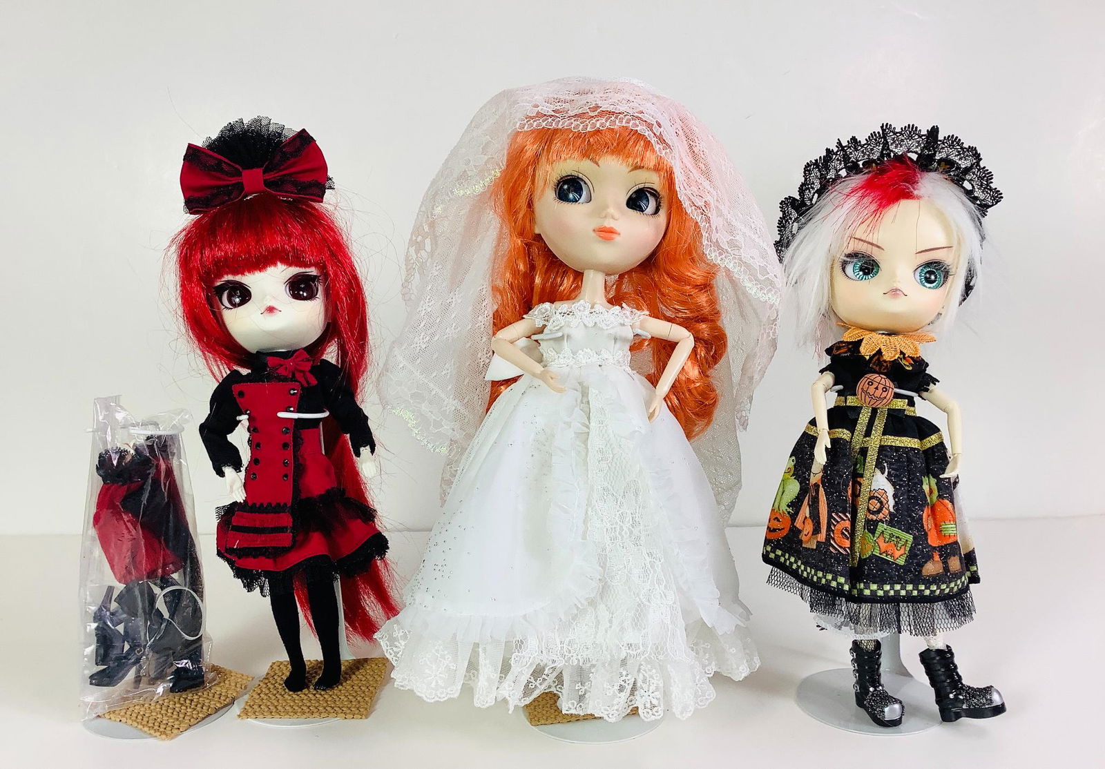 Lot (2) Cheonsang Cheonha Asian fashion dolls and one (1 of 2)