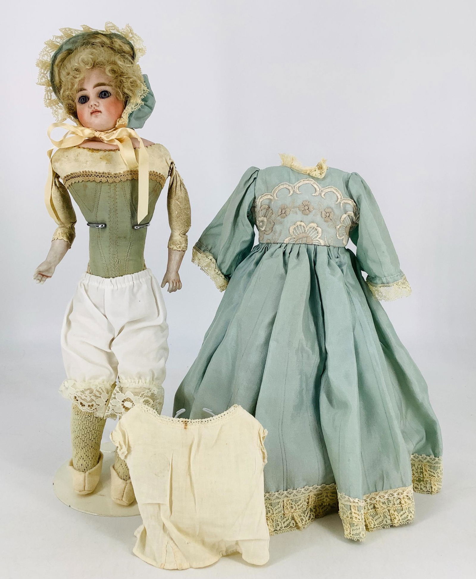 Kestner turned shoulder head lady. 17" doll with (1 of 3)