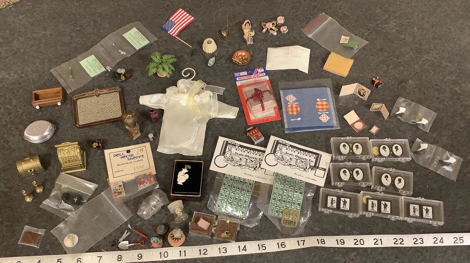 Lot of miniature dollhouse accessories. (1 of 1)
