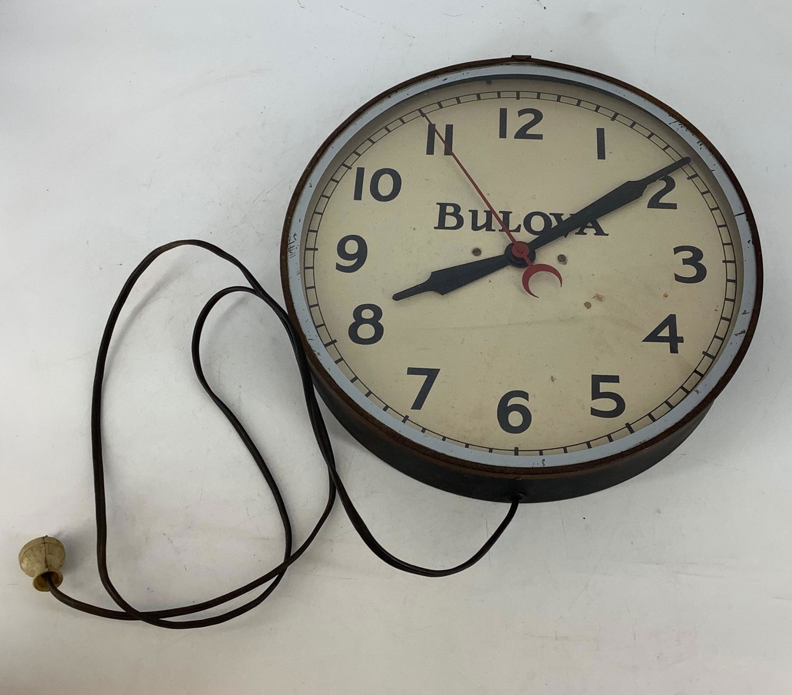 Bulova clock measuring approx 15" diameter. Working (1 of 2)