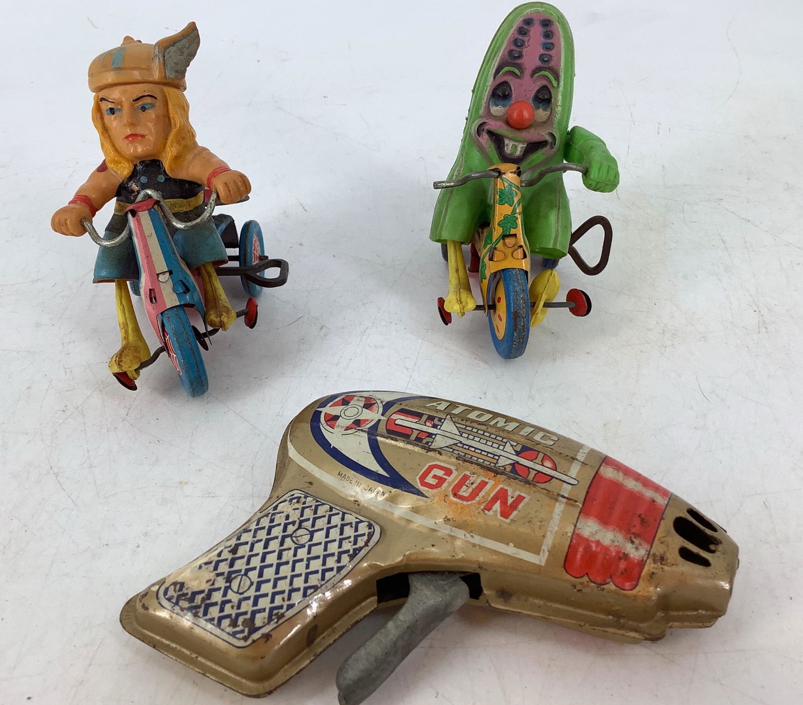 Vintage toys including, 2 Wind up toys and a toy Atomic: Vintage toys including, 2 Wind up toys and a toy Atomic play gun.