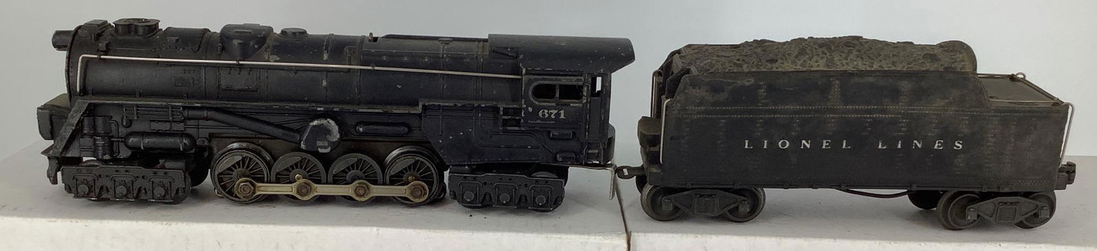 Lionel postwar 671 engine and 6466W tender. (1 of 1)