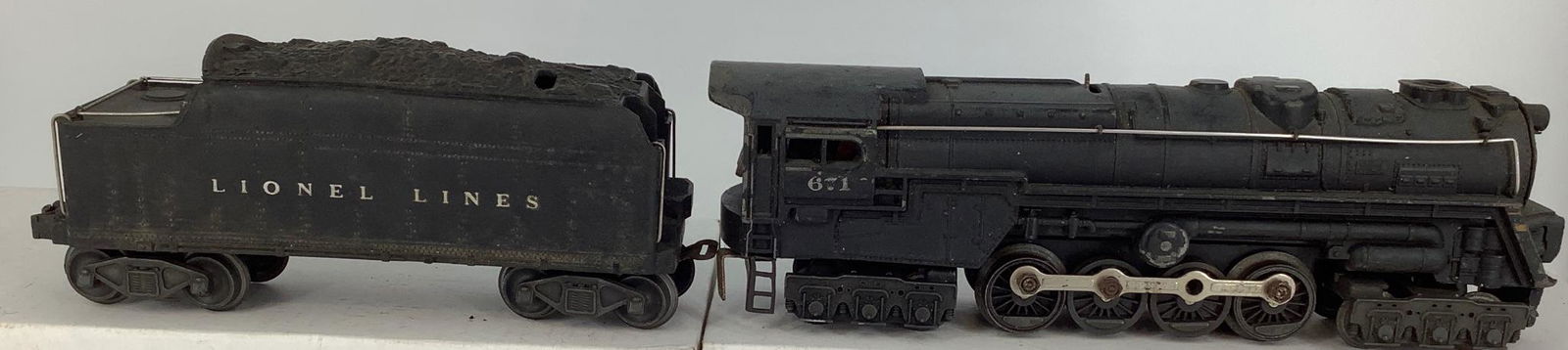 Lionel postwar 671 engine and 671W tender. (1 of 1)