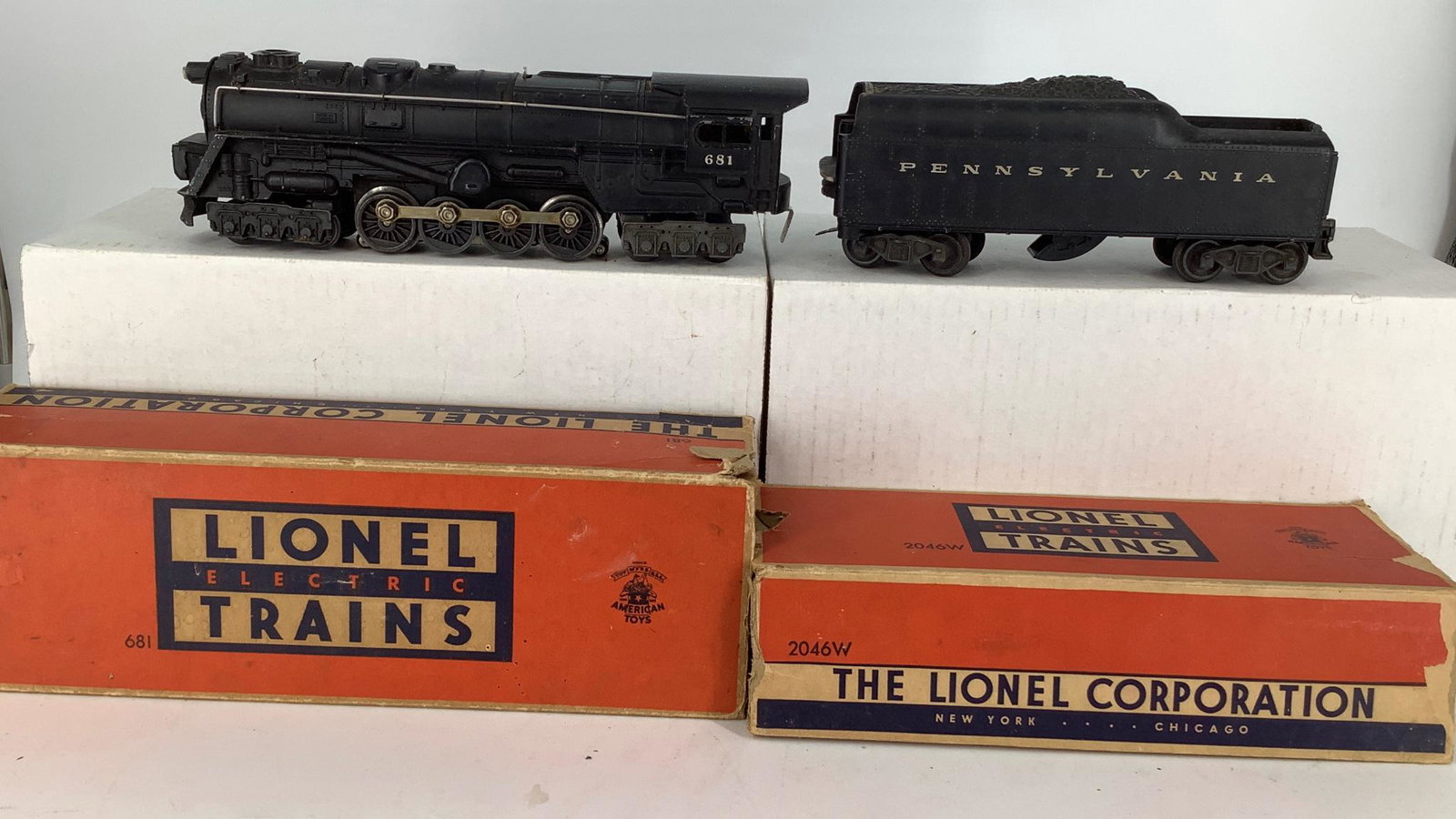 Lionel postwar 681 engine with original box and a (1 of 1)