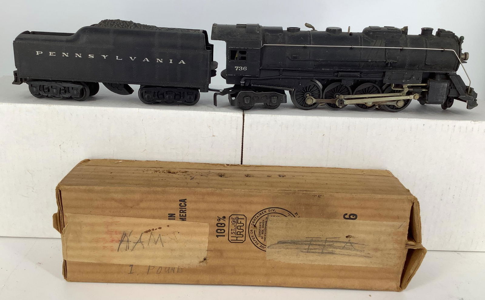 Lionel postwar 736 engine with a 2671WX tender. (1 of 1)