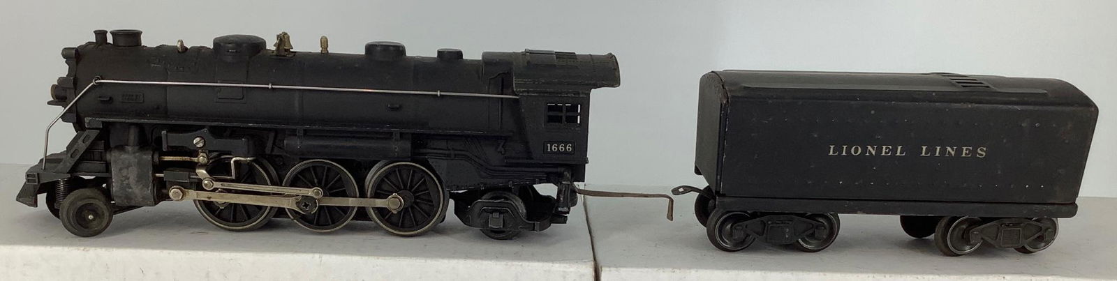 Lionel postwar 1666 engine and 6654W tender. (1 of 1)