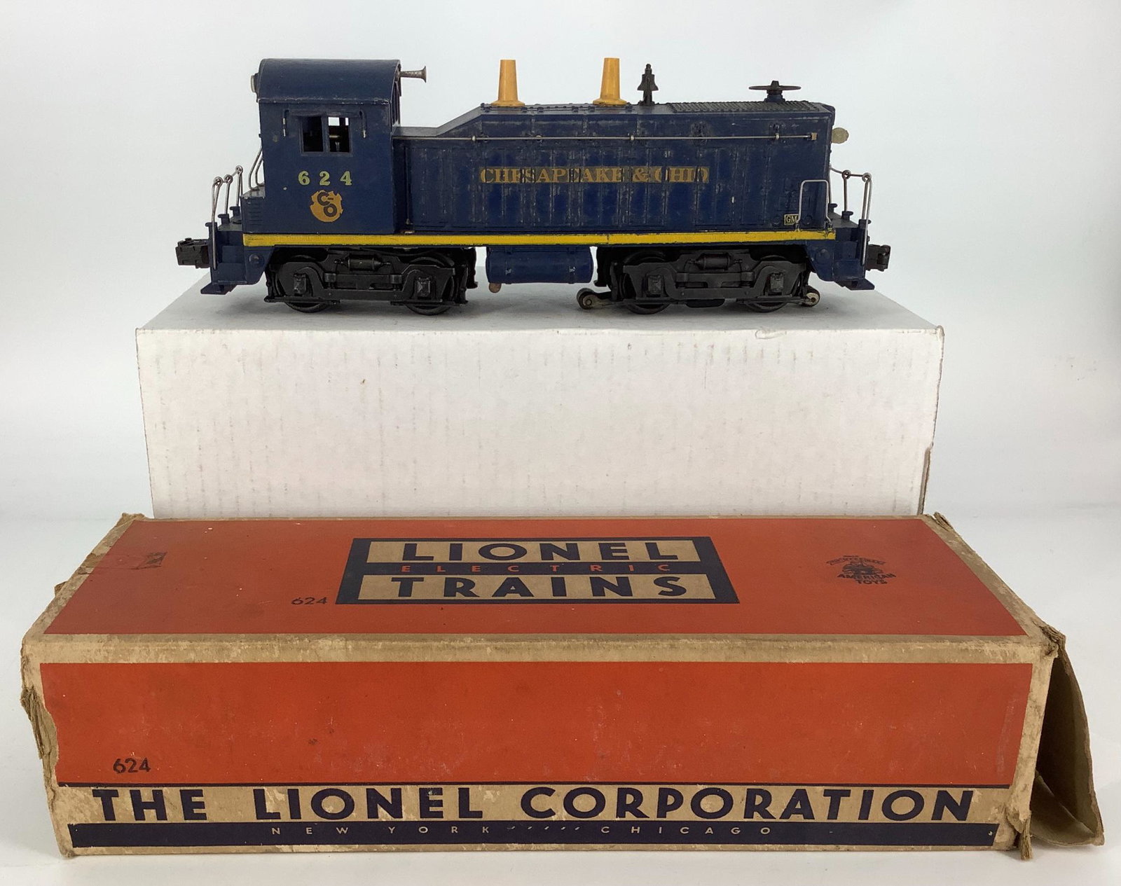 Lionel postwar 624 C&O NW2 switcher with original box. (1 of 1)