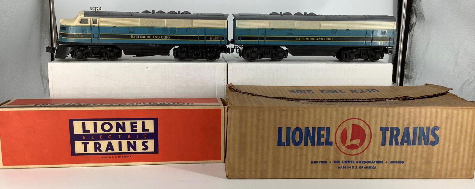 Lionel postwar O gauge 2368 B&O F3 diesel AB units,: Lionel postwar O gauge 2368 B&O F3 diesel AB units, with original boxes, some battery corrosion.